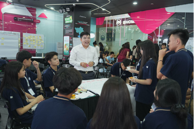 Hình ảnh thảo luận của thiếu niên và phụ huynh và các em nhận chứng nhận đóng góp tiếng nói trẻ em về An toàn số và Sức khoẻ số. Hình ảnh thảo luận của thiếu niên và phụ huynh và các em nhận chứng nhận đóng góp tiếng nói trẻ em về An toàn số và Sức khoẻ số.