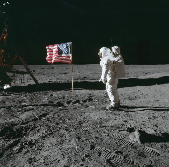 Neil Armstrong là người đầu tiên đặt chân lên Mặt Trăng, vậy ai là người chụp lại bức hình này?- Ảnh 1. Neil Armstrong là người đầu tiên đặt chân lên Mặt Trăng, vậy ai là người chụp lại bức hình này?- Ảnh 1.