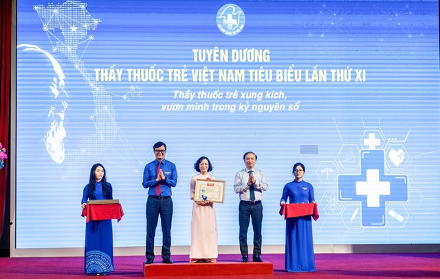 Phó Trưởng Ban Tuyên giáo và Dân vận Trung ương Phạm Tất Thắng cùng Bí thư thứ nhất Trung ương Đoàn Bùi Quang Huy trao tặng Bằng khen và kỷ niệm chương Thầy thuốc trẻ tiêu biểu Việt Nam cho ThS.BS. Nguyễn Thị Thảo Sương. Phó Trưởng Ban Tuyên giáo và Dân vận Trung ương Phạm Tất Thắng cùng Bí thư thứ nhất Trung ương Đoàn Bùi Quang Huy trao tặng Bằng khen và kỷ niệm chương Thầy thuốc trẻ tiêu biểu Việt Nam cho ThS.BS. Nguyễn Thị Thảo Sương.