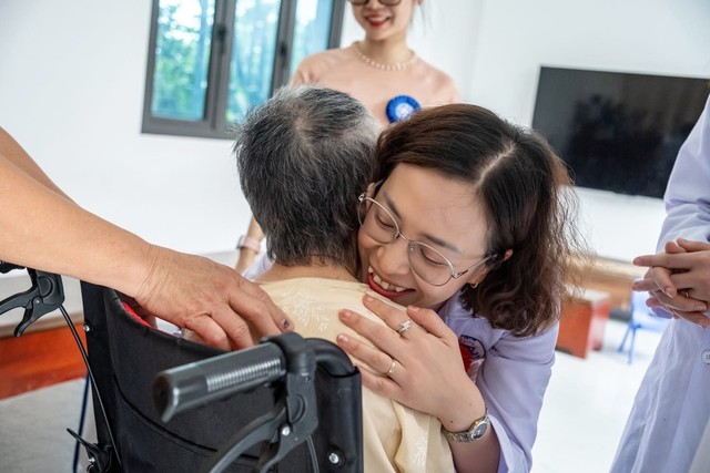 ThS.BS Nguyễn Thị Thảo Sương cùng đoàn Thầy thuốc trẻ Việt Nam thăm, tặng quà Mẹ VNAH Nguyễn Thị Thanh (ngụ xã Liên Phương, TP. Hưng Yên, tỉnh Hưng Yên). ThS.BS Nguyễn Thị Thảo Sương cùng đoàn Thầy thuốc trẻ Việt Nam thăm, tặng quà Mẹ VNAH Nguyễn Thị Thanh (ngụ xã Liên Phương, TP. Hưng Yên, tỉnh Hưng Yên).