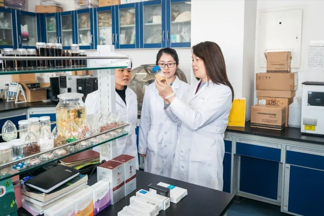 Nóng: Một tỷ phú đôla Mỹ vừa được bổ nhiệm làm phó hiệu trưởng trường ĐH hàng đầu Trung Quốc- Ảnh 3.