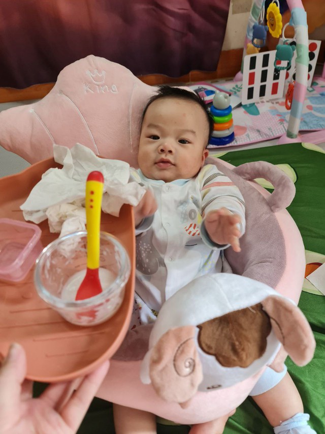 Vật lộn chọn sữa cho con bị dị ứng đạm sữa bò trong điều kiện kinh tế không quá xuất sắc, mẹ bỉm chia sẻ kinh nghiệm để có được 1 em bé 19 tháng nặng 17kg- Ảnh 2.