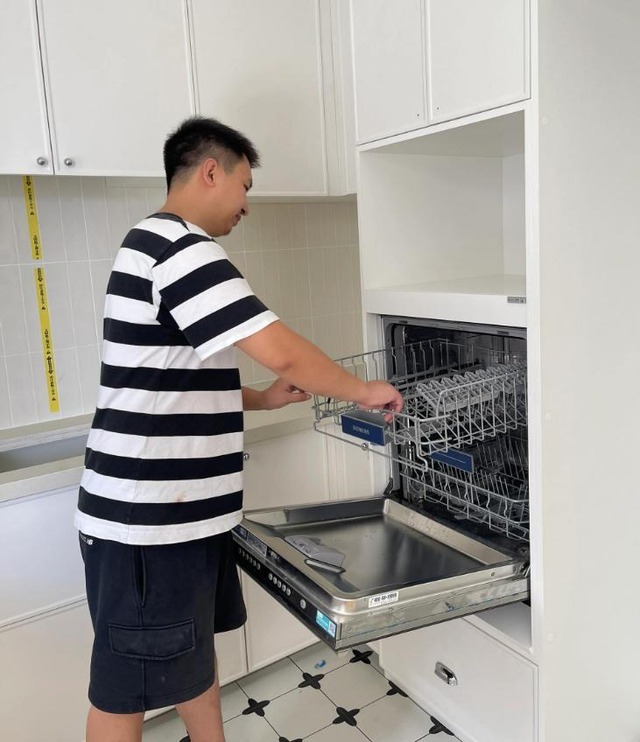 Căn bếp của h&agrave;ng x&oacute;m s&aacute;ng tạo đỉnh cao, nh&igrave;n lại bếp m&igrave;nh chỉ muốn đập đi l&agrave;m lại!- Ảnh 2.