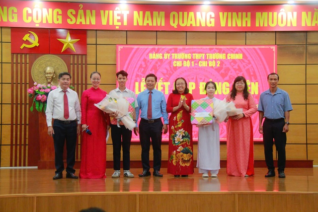 Các đại biểu chúc mừng 2 tân đảng viên Đảng Cộng sản Việt Nam. Các đại biểu chúc mừng 2 tân đảng viên Đảng Cộng sản Việt Nam.