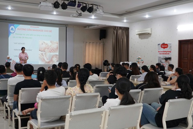 Sôi nổi lớp học tiền sản cuối tuần tại Bệnh viện Phụ sản MêKông: Cùng học cách massage tay cho trẻ- Ảnh 1. Sôi nổi lớp học tiền sản cuối tuần tại Bệnh viện Phụ sản MêKông: Cùng học cách massage tay cho trẻ- Ảnh 1.