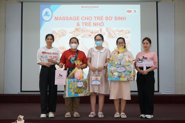 Sôi nổi lớp học tiền sản cuối tuần tại Bệnh viện Phụ sản MêKông: Cùng học cách massage tay cho trẻ- Ảnh 5. Sôi nổi lớp học tiền sản cuối tuần tại Bệnh viện Phụ sản MêKông: Cùng học cách massage tay cho trẻ- Ảnh 5.