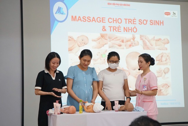 Sôi nổi lớp học tiền sản cuối tuần tại Bệnh viện Phụ sản MêKông: Cùng học cách massage tay cho trẻ- Ảnh 3. Sôi nổi lớp học tiền sản cuối tuần tại Bệnh viện Phụ sản MêKông: Cùng học cách massage tay cho trẻ- Ảnh 3.