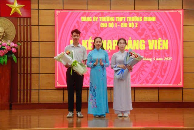 Tự hào thế hệ trẻ: Lễ kết nạp Đảng cho học sinh Trường trung học phổ thông Trường Chinh- Ảnh 2. Tự hào thế hệ trẻ: Lễ kết nạp Đảng cho học sinh Trường trung học phổ thông Trường Chinh- Ảnh 2.