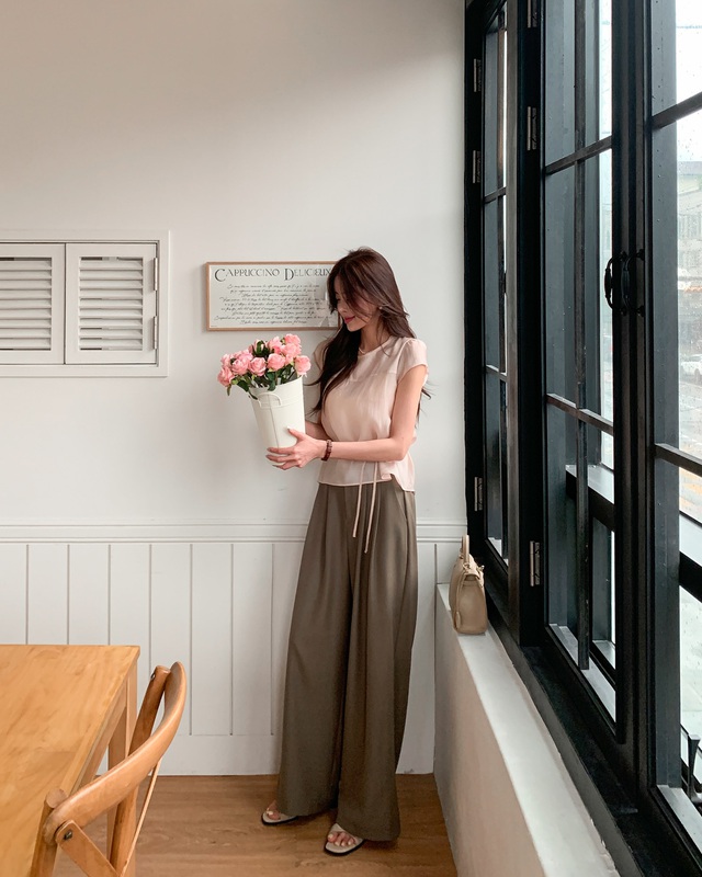 Quần dài màu trà sữa: Trẻ hơn quần đen, sang hơn quần trắng và ai cũng có thể mặc đẹp- Ảnh 4. Quần dài màu trà sữa: Trẻ hơn quần đen, sang hơn quần trắng và ai cũng có thể mặc đẹp- Ảnh 4.