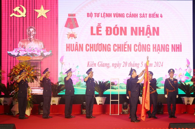 Đảng bộ Vùng Cảnh sát biển 4 lãnh đạo đơn vị hoàn thành xuất sắc nhiệm vụ chính trị
- Ảnh 1. Đảng bộ Vùng Cảnh sát biển 4 lãnh đạo đơn vị hoàn thành xuất sắc nhiệm vụ chính trị
- Ảnh 1.