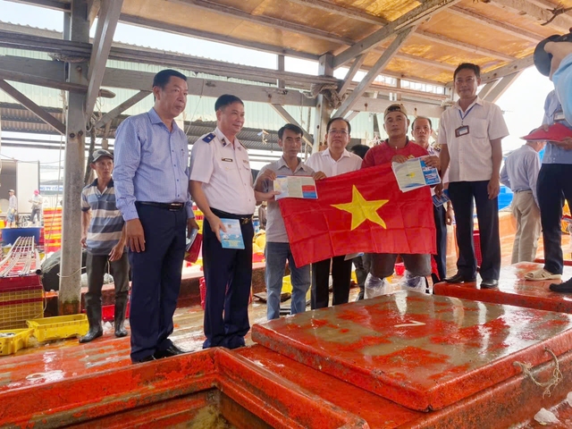 Đảng bộ Vùng Cảnh sát biển 4 lãnh đạo đơn vị hoàn thành xuất sắc nhiệm vụ chính trị
- Ảnh 3. Đảng bộ Vùng Cảnh sát biển 4 lãnh đạo đơn vị hoàn thành xuất sắc nhiệm vụ chính trị
- Ảnh 3.