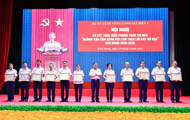 Bộ Tư lệnh Vùng Cảnh sát biển 4 sơ kết phong trào thi đua Ngành Hậu cần làm theo lời Bác Hồ dạy- Ảnh 3. Bộ Tư lệnh Vùng Cảnh sát biển 4 sơ kết phong trào thi đua Ngành Hậu cần làm theo lời Bác Hồ dạy- Ảnh 3.