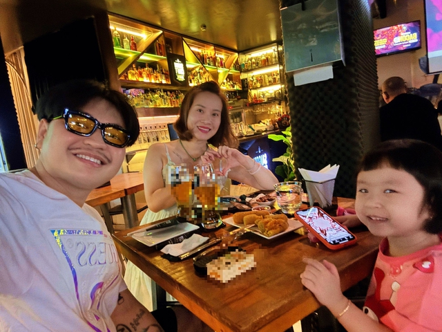 Nam ca sĩ Việt đăng ảnh hạnh phúc bên vợ hơn 8 tuổi, có 2 con riêng- Ảnh 1. Nam ca sĩ Việt đăng ảnh hạnh phúc bên vợ hơn 8 tuổi, có 2 con riêng- Ảnh 1.