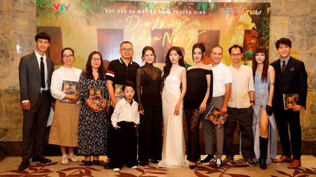 Duy Hưng và Lương Thu Trang "về chung một nhà" trong phim giờ vàng VTV- Ảnh 1. Duy Hưng và Lương Thu Trang "về chung một nhà" trong phim giờ vàng VTV- Ảnh 1.