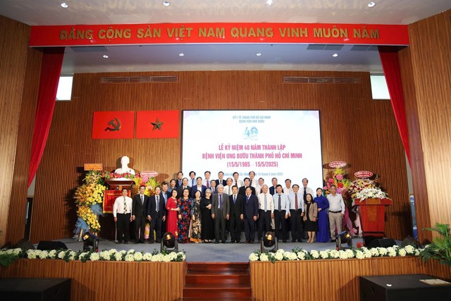 Bệnh viện Ung Bướu Thành phố Hồ Chí Minh kỷ niệm 40 năm thành lập: Hành trình y đức, chuyên sâu và đổi mới vì người bệnh- Ảnh 7. Bệnh viện Ung Bướu Thành phố Hồ Chí Minh kỷ niệm 40 năm thành lập: Hành trình y đức, chuyên sâu và đổi mới vì người bệnh- Ảnh 7.