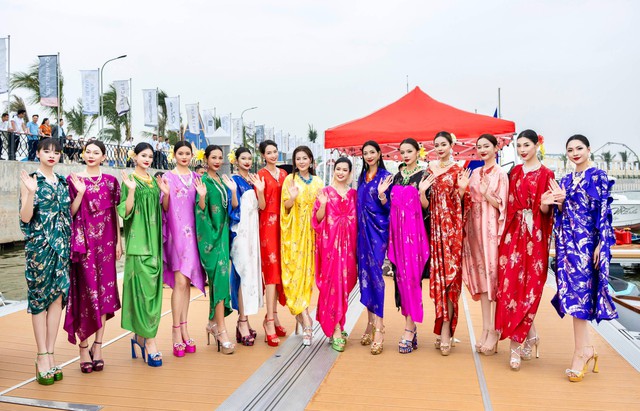 Hồ Lệ Thu diện đầm của Vũ Tường Vi, khoe vẻ đẹp quyến rũ ở tuổi ngoài 50- Ảnh 1. Hồ Lệ Thu diện đầm của Vũ Tường Vi, khoe vẻ đẹp quyến rũ ở tuổi ngoài 50- Ảnh 1.