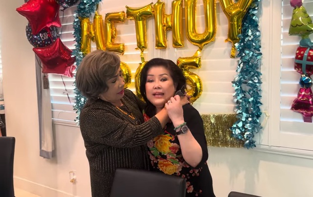 NSND Lệ Thủy mượn biệt thự tại Mỹ mở tiệc sinh nhật, bật khóc ôm một người- Ảnh 2. NSND Lệ Thủy mượn biệt thự tại Mỹ mở tiệc sinh nhật, bật khóc ôm một người- Ảnh 2.