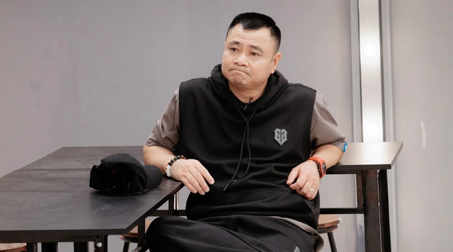 Soi kĩ sân khấu khiến NSND Tự Long bức xúc vì “bị phốt” hát live, 1 giây sơ hở không cản được sức hút của tiết mục hot nhất show Chông Gai- Ảnh 2. Soi kĩ sân khấu khiến NSND Tự Long bức xúc vì “bị phốt” hát live, 1 giây sơ hở không cản được sức hút của tiết mục hot nhất show Chông Gai- Ảnh 2.