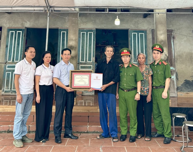 Hiệp hội Phòng cháy chữa cháy và Cứu nạn cứu hộ Việt Nam tri ân người thanh niên dũng cảm cứu 4 học sinh đuối nước tại Phú Thọ- Ảnh 2. Hiệp hội Phòng cháy chữa cháy và Cứu nạn cứu hộ Việt Nam tri ân người thanh niên dũng cảm cứu 4 học sinh đuối nước tại Phú Thọ- Ảnh 2.