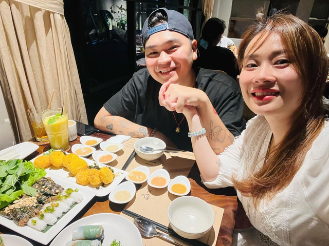 Nam ca sĩ Việt quấn qu&yacute;t b&ecirc;n vợ hơn 8 tuổi, c&oacute; 2 con ri&ecirc;ng như thuở mới y&ecirc;u- Ảnh 3.