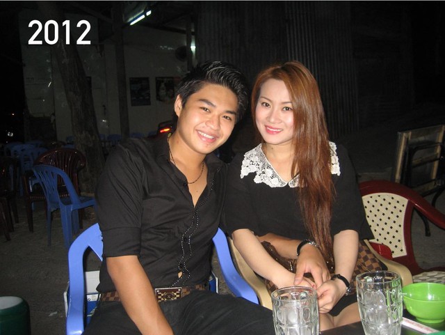 Nam ca sĩ Việt quấn qu&yacute;t b&ecirc;n vợ hơn 8 tuổi, c&oacute; 2 con ri&ecirc;ng như thuở mới y&ecirc;u- Ảnh 2.