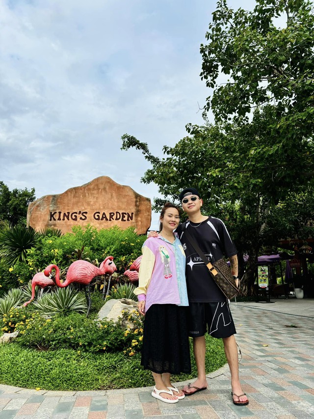 Nam ca sĩ Việt quấn qu&yacute;t b&ecirc;n vợ hơn 8 tuổi, c&oacute; 2 con ri&ecirc;ng như thuở mới y&ecirc;u- Ảnh 8.