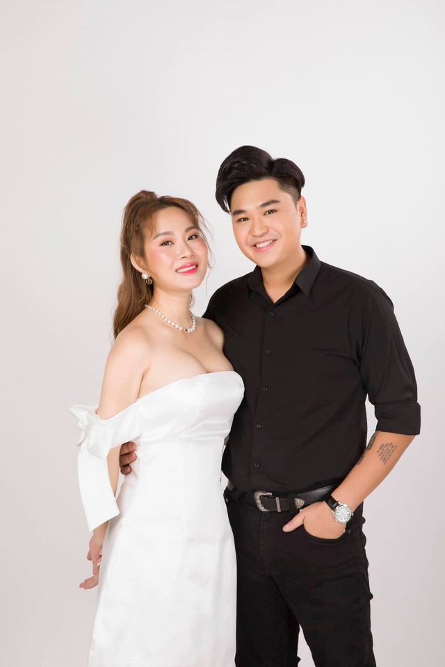 Nam ca sĩ Việt quấn qu&yacute;t b&ecirc;n vợ hơn 8 tuổi, c&oacute; 2 con ri&ecirc;ng như thuở mới y&ecirc;u- Ảnh 7.