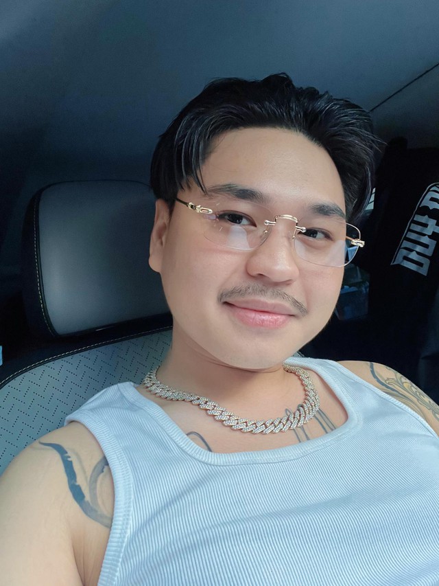 Nam ca sĩ Việt quấn qu&yacute;t b&ecirc;n vợ hơn 8 tuổi, c&oacute; 2 con ri&ecirc;ng như thuở mới y&ecirc;u- Ảnh 1.