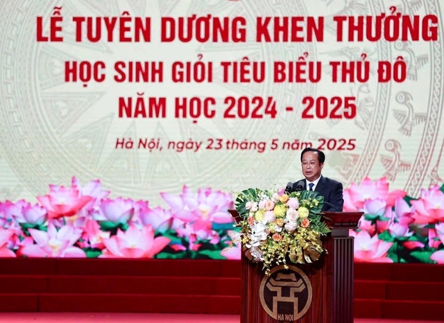 Giám đốc Sở GD&ĐT Hà Nội Trần Thế Cương phát biểu tại buổi lễ. Giám đốc Sở GD&ĐT Hà Nội Trần Thế Cương phát biểu tại buổi lễ.