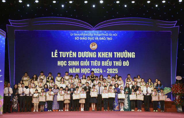 Các đồng chí lãnh đạo Trung ương, thành phố Hà Nội và ngành GD&ĐT chụp ảnh lưu niệm cùng các học sinh. Các đồng chí lãnh đạo Trung ương, thành phố Hà Nội và ngành GD&ĐT chụp ảnh lưu niệm cùng các học sinh.