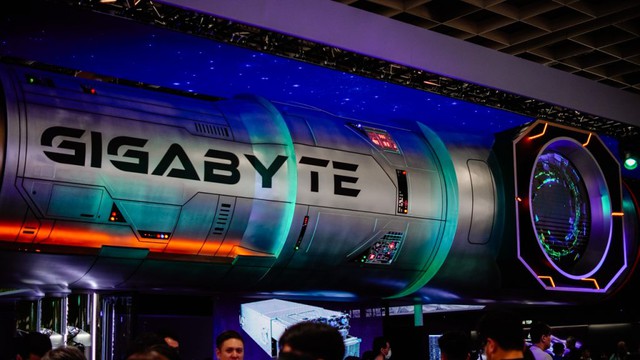 Gigabyte đem tới Computex 2025 màn hình QD-OLED 500Hz "nhanh nhất Thế giới", cùng AI Box sử dụng NVIDIA RTX 5090- Ảnh 1. Gigabyte đem tới Computex 2025 màn hình QD-OLED 500Hz "nhanh nhất Thế giới", cùng AI Box sử dụng NVIDIA RTX 5090- Ảnh 1.