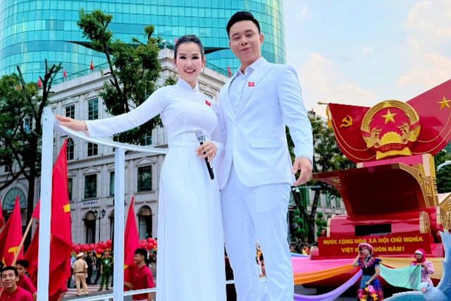 Biểu diễn bản phối mới của ca khúc 4 tỷ view, Võ Hạ Trâm bị chê lên "gân cốt", kém thần thái- Ảnh 4. Biểu diễn bản phối mới của ca khúc 4 tỷ view, Võ Hạ Trâm bị chê lên "gân cốt", kém thần thái- Ảnh 4.