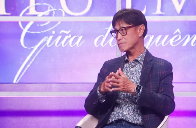 Danh ca Tuấn Ngọc: "Người đàn ông đó làm tôi khựng lại, giật mình"- Ảnh 1. Danh ca Tuấn Ngọc: "Người đàn ông đó làm tôi khựng lại, giật mình"- Ảnh 1.