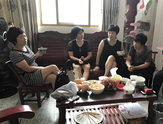 Nghe tin mẹ chồng cũ bệnh nặng, tôi đến thăm thì tình cờ gặp 3 người phụ nữ, chuyện xảy ra sau đó khiến tôi suốt đời không quên- Ảnh 1. Nghe tin mẹ chồng cũ bệnh nặng, tôi đến thăm thì tình cờ gặp 3 người phụ nữ, chuyện xảy ra sau đó khiến tôi suốt đời không quên- Ảnh 1.