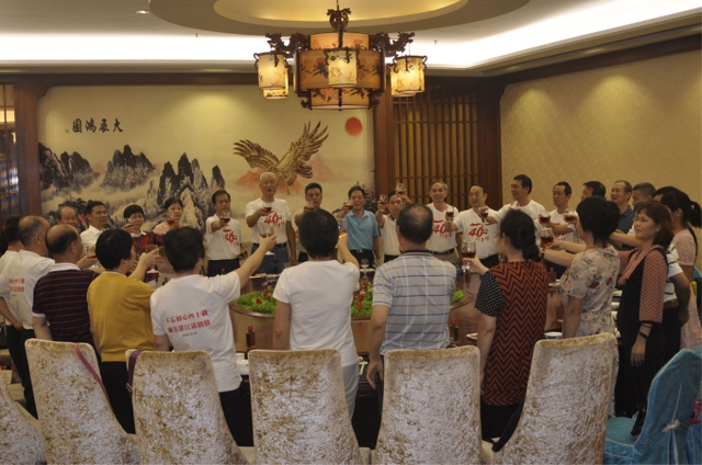 Đi họp lớp sau 20 năm, lớp trưởng âm thầm thanh toán hóa đơn rồi ra về, nửa đêm nhận được 35 triệu chuyển khoản mà bật khóc- Ảnh 1. Đi họp lớp sau 20 năm, lớp trưởng âm thầm thanh toán hóa đơn rồi ra về, nửa đêm nhận được 35 triệu chuyển khoản mà bật khóc- Ảnh 1.