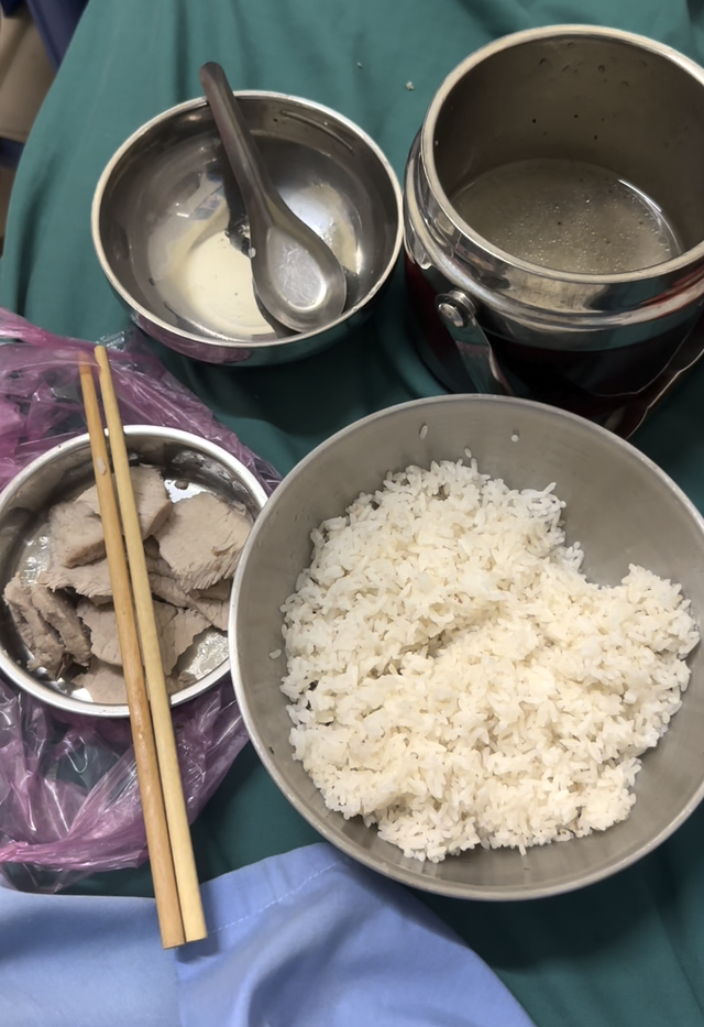 Sùng Bầu kiếm tiền tỷ mỗi tháng nhưng mâm cơm cữ đạm bạc đến khó tin, lý do rất nhiều mẹ bỉm đồng cảm- Ảnh 2. Sùng Bầu kiếm tiền tỷ mỗi tháng nhưng mâm cơm cữ đạm bạc đến khó tin, lý do rất nhiều mẹ bỉm đồng cảm- Ảnh 2.