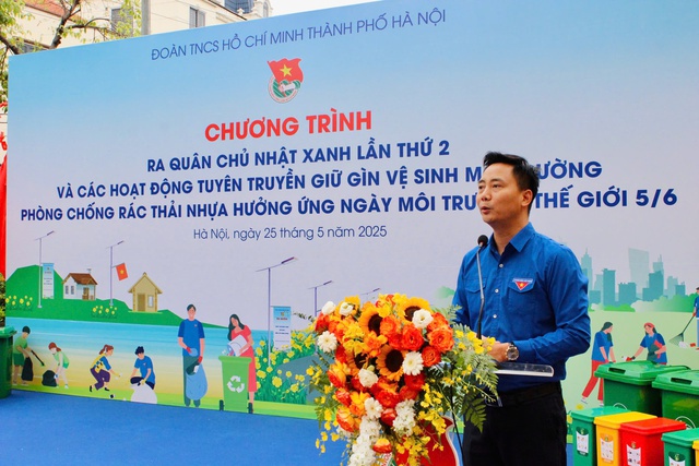 Đồng chí Nguyễn Đức Tiến, Ủy viên BCH Trung ương Đoàn, Phó Bí thư Thường trực Thành đoàn Hà Nội phát biểu tại lễ ra quân Đồng chí Nguyễn Đức Tiến, Ủy viên BCH Trung ương Đoàn, Phó Bí thư Thường trực Thành đoàn Hà Nội phát biểu tại lễ ra quân
