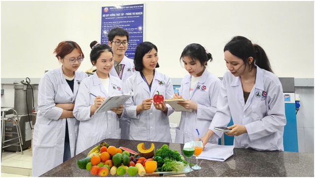 TS. Phạm Thị Hoàn cùng sinh viên tại xưởng Công nghệ Thực phẩm 1, khoa Công nghệ Hóa học và Thực phẩm, Trường Đại học Sư phạm Kỹ thuật Tp.HCM. TS. Phạm Thị Hoàn cùng sinh viên tại xưởng Công nghệ Thực phẩm 1, khoa Công nghệ Hóa học và Thực phẩm, Trường Đại học Sư phạm Kỹ thuật Tp.HCM.