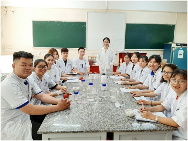 TS. Vũ Trần Khánh Linh cùng sinh viên tại PTN Phân tích công nghệ cao, khoa Công nghệ Hóa học và Thực phẩm, Trường Đại học Sư phạm Kỹ thuật Tp.HCM TS. Vũ Trần Khánh Linh cùng sinh viên tại PTN Phân tích công nghệ cao, khoa Công nghệ Hóa học và Thực phẩm, Trường Đại học Sư phạm Kỹ thuật Tp.HCM