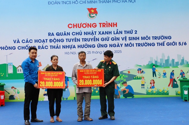 Tặng quà các gia đình chính sách. Tặng quà các gia đình chính sách.