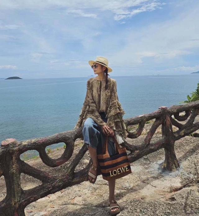 Phạm Thanh Hằng gợi ý 10 công thức trang phục đi du lịch tuyệt đẹp dành cho phụ nữ trên 40 tuổi- Ảnh 4.