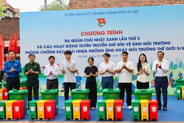 Trao tặng thùng rác phân loại, làn nhựa đi chợ thay túi nilon, và túi đựng rác phân hủy sinh học cho các tổ dân phố, khu dân cư và đại diện Hội Phụ nữ trên địa bàn Trao tặng thùng rác phân loại, làn nhựa đi chợ thay túi nilon, và túi đựng rác phân hủy sinh học cho các tổ dân phố, khu dân cư và đại diện Hội Phụ nữ trên địa bàn