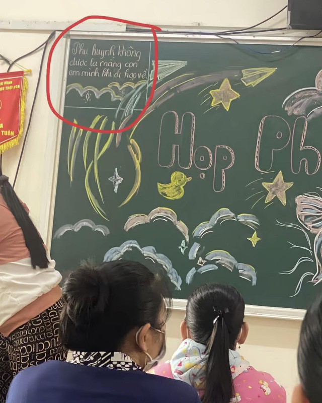 Dòng chữ nhỏ ở góc bảng ngày họp phụ huynh khiến hàng triệu học sinh cả nước ước ao: "Giá mà..."- Ảnh 1. Dòng chữ nhỏ ở góc bảng ngày họp phụ huynh khiến hàng triệu học sinh cả nước ước ao: "Giá mà..."- Ảnh 1.