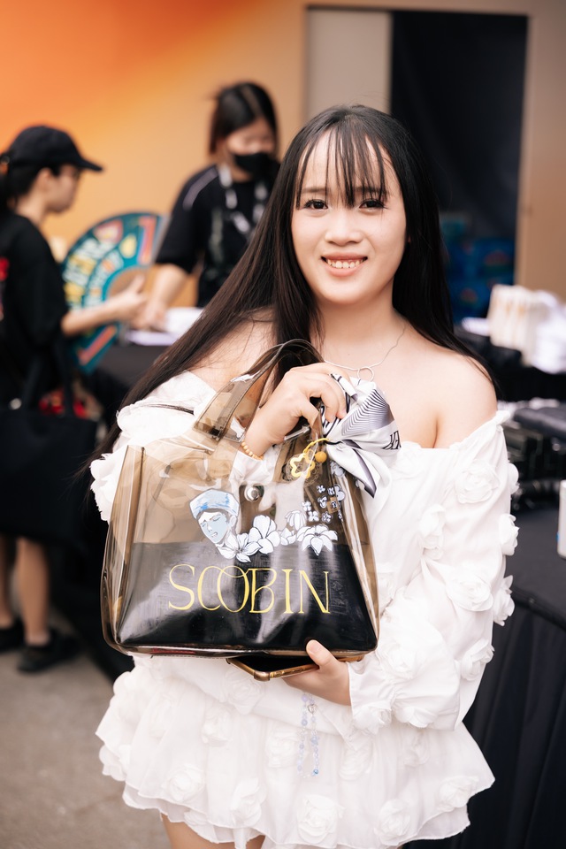 Đại hội công chúa, tiểu thư xúng xinh đi xem Hoàng tử SOOBIN hát- Ảnh 4. Đại hội công chúa, tiểu thư xúng xinh đi xem Hoàng tử SOOBIN hát- Ảnh 4.