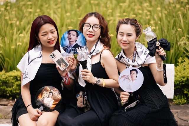 Đại hội công chúa, tiểu thư xúng xinh đi xem Hoàng tử SOOBIN hát- Ảnh 6. Đại hội công chúa, tiểu thư xúng xinh đi xem Hoàng tử SOOBIN hát- Ảnh 6.