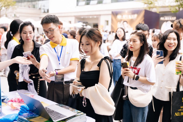 Đại hội công chúa, tiểu thư xúng xinh đi xem Hoàng tử SOOBIN hát- Ảnh 2. Đại hội công chúa, tiểu thư xúng xinh đi xem Hoàng tử SOOBIN hát- Ảnh 2.