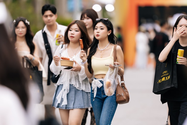 Đại hội công chúa, tiểu thư xúng xinh đi xem Hoàng tử SOOBIN hát- Ảnh 5. Đại hội công chúa, tiểu thư xúng xinh đi xem Hoàng tử SOOBIN hát- Ảnh 5.