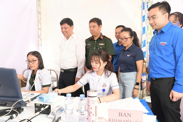 Hơn 1.000 thanh niên công nhân Nghệ An được khám, phát thuốc miễn phí - Ảnh 2. Hơn 1.000 thanh niên công nhân Nghệ An được khám, phát thuốc miễn phí - Ảnh 2.