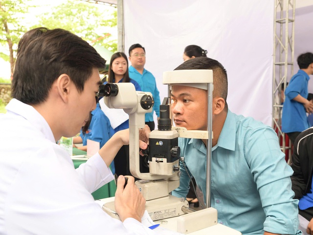 Hơn 1.000 thanh niên công nhân Nghệ An được khám, phát thuốc miễn phí - Ảnh 3. Hơn 1.000 thanh niên công nhân Nghệ An được khám, phát thuốc miễn phí - Ảnh 3.