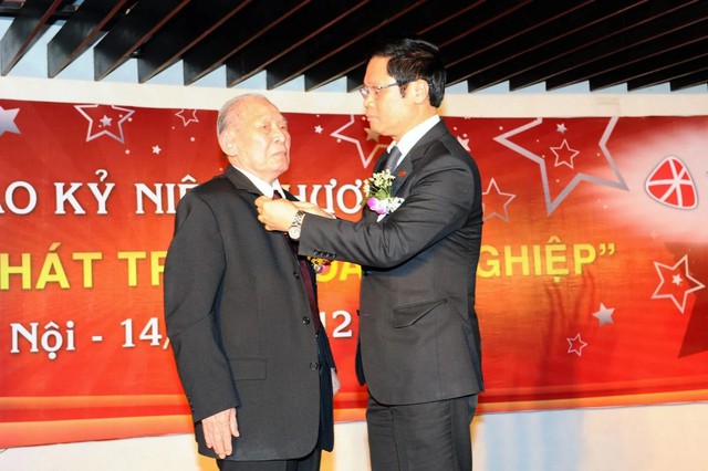Doanh nhân Việt Nam “huyền thoại”: 90 tuổi vẫn điều hành doanh nghiệp, xây dựng gia tộc kinh doanh 4 đời danh tiếng dù... không có nghề gia truyền- Ảnh 3. Doanh nhân Việt Nam “huyền thoại”: 90 tuổi vẫn điều hành doanh nghiệp, xây dựng gia tộc kinh doanh 4 đời danh tiếng dù... không có nghề gia truyền- Ảnh 3.